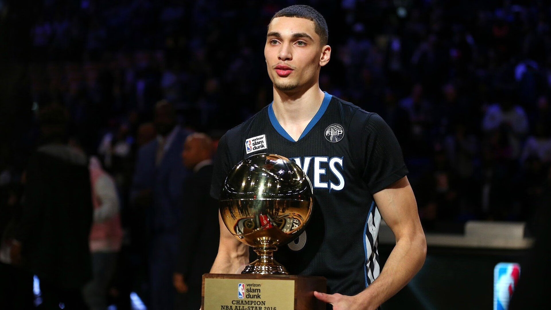 -湖人球迷在洛杉矶举行万人游行庆祝晋级总决赛，湖人主场在洛杉矶哪里